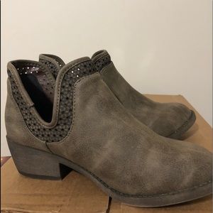 Taupe/brown Ankle booties. Size 8. New Never worn!